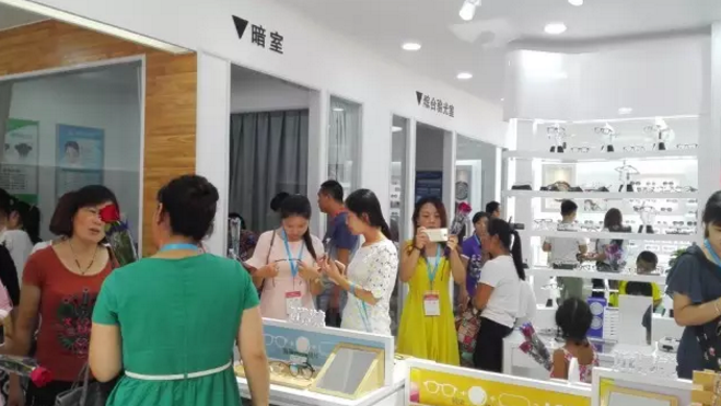 眼镜店装修设计